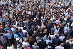 Taksim Meydanı’nda Demokrasi Şehitleri Anıtı’na Karanfil Bırakıldı